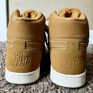 NWOT Nike deep tan shoes